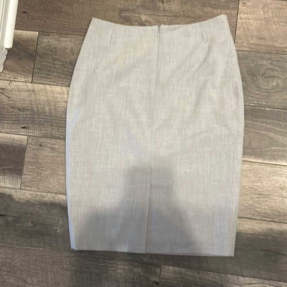 # 62 Amanda & Chelsea BNWOT formal pencil skirt light grey size 10